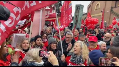 Sciopero, a Bologna Landini canta con le lavoratrici de "La Perla"