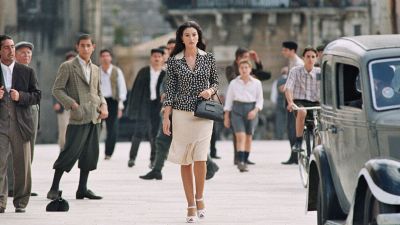 Monica Bellucci avvenente vedova nella Sicilia degli anni '40