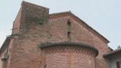 Degrado a Milano, fango e muschio sui mosaici dell'epoca romanica