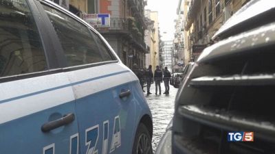 Napoli, spari in centro. 15enne colpito a morte