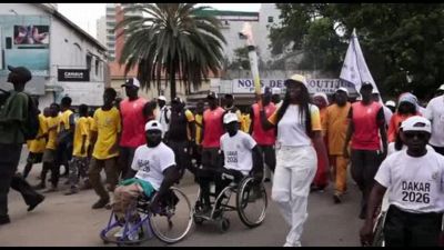 La fiamma dei Giochi Olimpici Giovanili attraversa le strade di Dakar