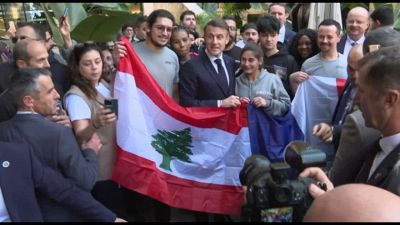 Libano, Macron incontra rappresentanti ONG e cittadini di Beirut