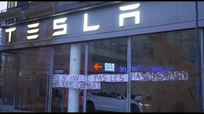 Blitz attivisti in sede Tesla Francia: Qui i fascisti li combattiamo