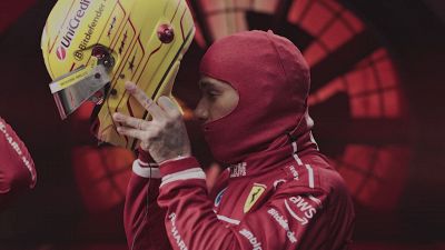 Leclerc e Hamilton costruiscono la loro SF-25... di mattoncini