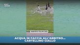 Doccia per l'arbitro...