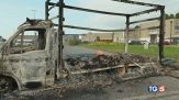 Tir in fiamme e chiodi maxi rapina a Milano