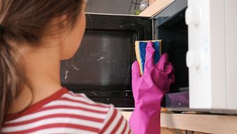 Come pulire il microonde incrostato: i trucchi per eliminare grasso e puzza  di bruciato