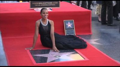 L'attrice Usa Kerry Washington svela la sua stella sulla Walk of Fame