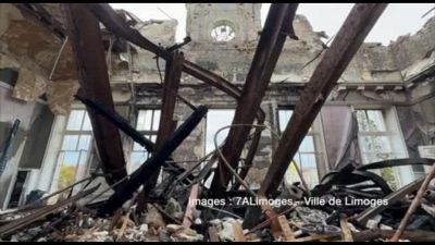 Gli interni del Municipio di Limoges, incendiato nelle proteste