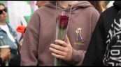 Francia, fiori per ricordare la ragazza uccisa nella scuola a Nantes