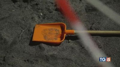 17enne muore sepolto nella buca in spiaggia