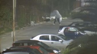 L'ultima follia: si traveste da fantasma per gettare la spazzatura