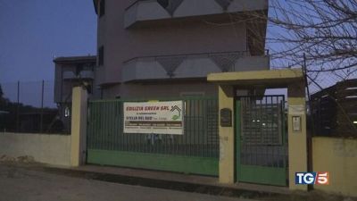 Bimba cade da finestra madre si toglie la vita