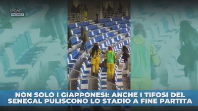 Tifosi del Senegal puliscono lo stadio a fine partita