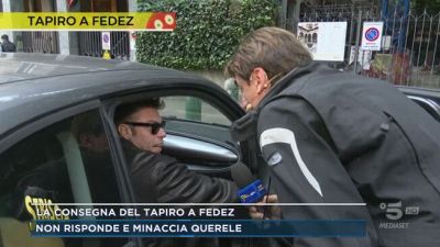 La consegna del tapiro a Fedez