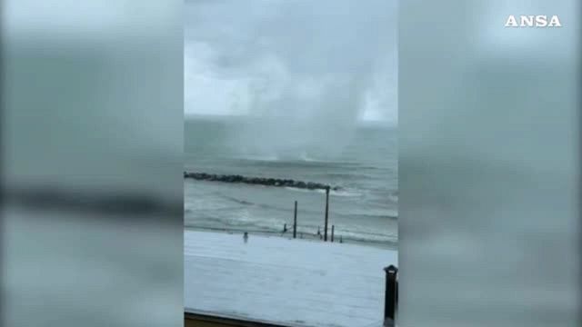 Maltempo Ancona, le spettacolari immagini della tromba d ... Maltempo Ancona, le spettacolari immagini della tromba d ...