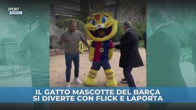 La mascotte del Barcellona scatenata con Flick e Laporta, che accenna la risposta