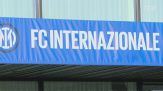 Chivu show in Germania: firma autografi mentre guida il caddy