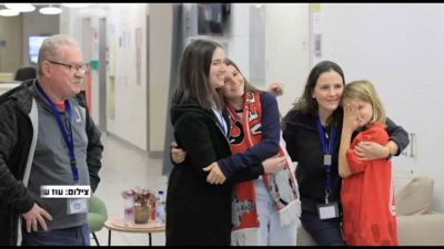 L'ostaggio israelo-argentino Yair Horn riabbraccia la famiglia