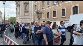 Papa Francesco, lunga fila a Santa Maria Maggiore per commemorazione