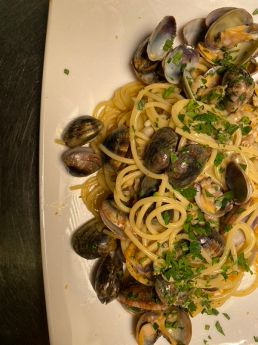 Spaghetti vongole e bottarga ristorante trattoria Ai Piloti specialità pesce