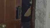 Vanno a trovare un parente, "Correte, la casa è occupata!"