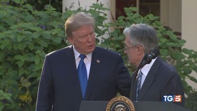 Trump giù, Camilla su