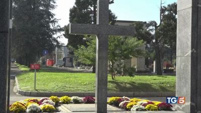 Un fiore per i defunti nonostante i rincari