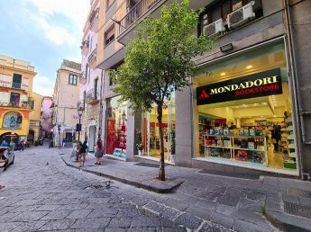 Mondadori Bookstore a Piazza Portanova