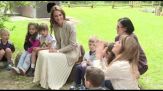 Kate tra i bambini a scuola: qui la natura è la terza insegnante