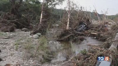 "Bimbe trascinate via da un'onda nel buio"
