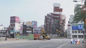 Il terremoto a Taiwan dopo i crolli si scava
