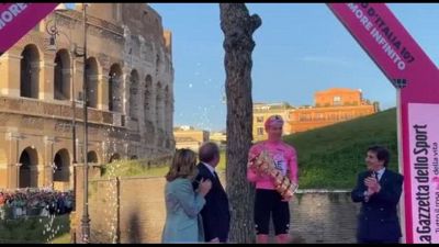 Meloni premia Pogacar sotto l'Arco di Costantino
