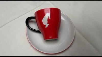La tazzina rossa del fez al contrario che ha girato il mondo