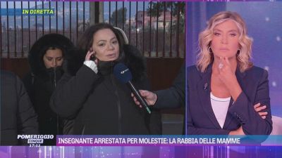 Insegnante arrestata per molestie: la rabbia delle mamme