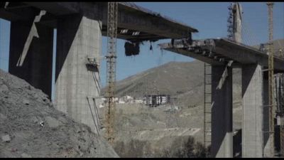 L'Iran mostra il ponte a Teheran distrutto dagli attacchi Usa-Israele