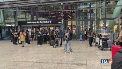 Incendio a Heathrow, traffico aereo in tilt