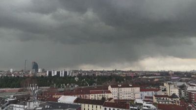 Caldo e temporali, meno 10 gradi al Nord, rischio nubifragi