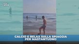Mastantuono idolo viola: gioca in spiaggia con i bambini