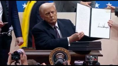 Da TikTok a blocco migranti, Trump firma una raffica di provvedimenti