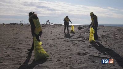 Le spiagge italiane ridotte a discarica