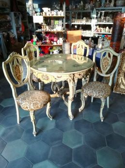 tavolo e sedie stile barocco da vendere a 350. 00 euro