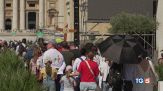 Il dolore dei fedeli in Piazza San Pietro