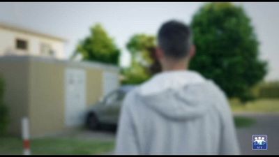 "Smetti di grattare via il tuo futuro, torna a vivere"