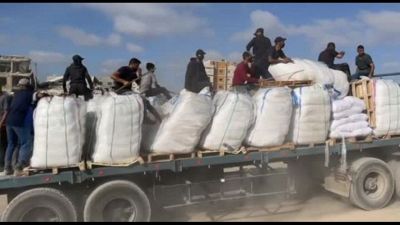 Gaza, abitanti proteggono camion di aiuti che entrano nella Striscia
