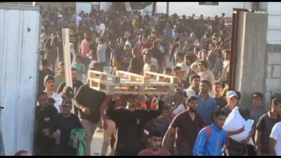 Gaza, migliaia prendono d'assalto il deposito di cibo dell'Onu
