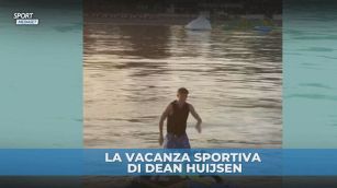 Huijsen balla e impenna sulla moto d'acqua