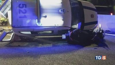 Auto piomba sui vigili agente perde una gamba