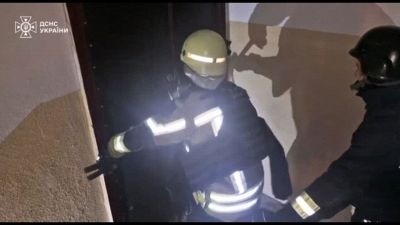 Ucraina, pompieri al lavoro dopo attacco di droni russi a Kharkiv