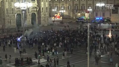 Napoli, è festa anche a Milano: i fuochi d'artificio in Piazza Duomo